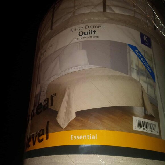 Mainstays King Quilt beige emment reversible New in package - Picture 1 of 3
